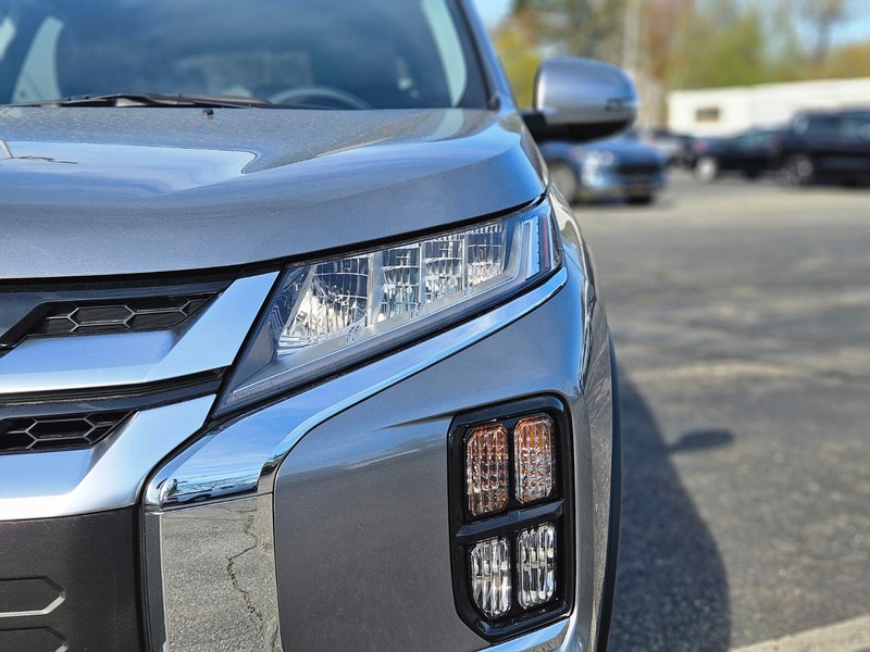 Mitsubishi Outlander Sport Vehicle Full-screen Gallery Image 10