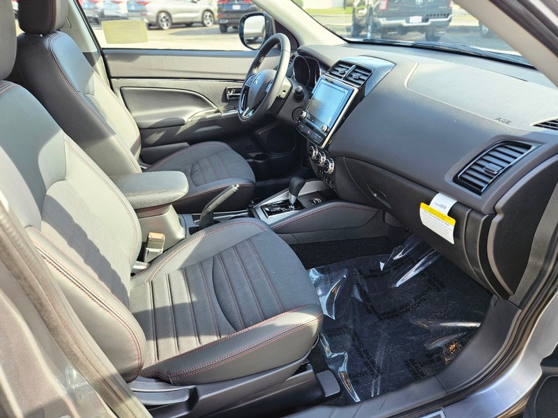 Mitsubishi Outlander Sport Vehicle Full-screen Gallery Image 11