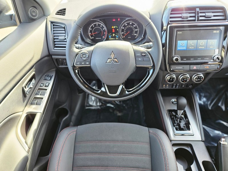 Mitsubishi Outlander Sport Vehicle Full-screen Gallery Image 13