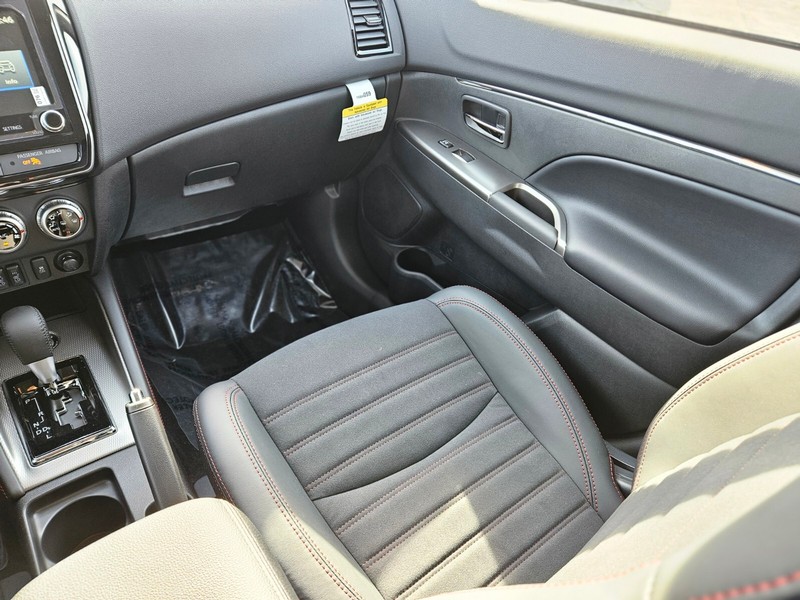 Mitsubishi Outlander Sport Vehicle Full-screen Gallery Image 14