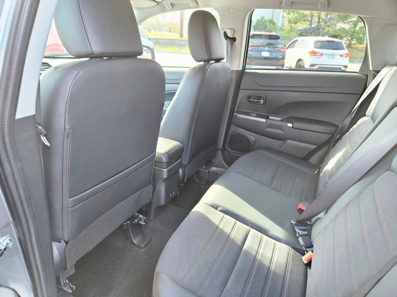 Mitsubishi Outlander Sport Vehicle Full-screen Gallery Image 15