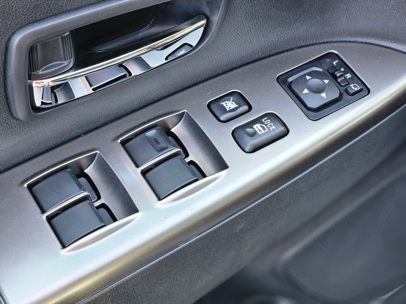 Mitsubishi Outlander Sport Vehicle Full-screen Gallery Image 16