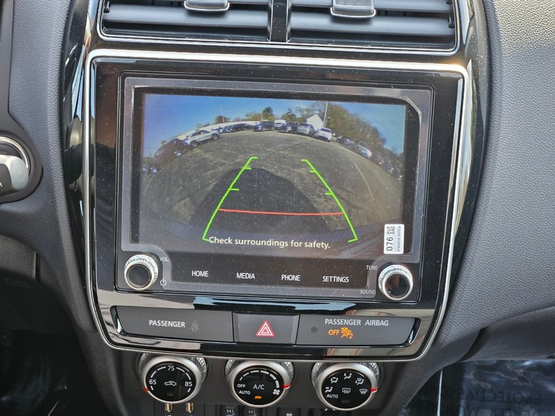 Mitsubishi Outlander Sport Vehicle Full-screen Gallery Image 19