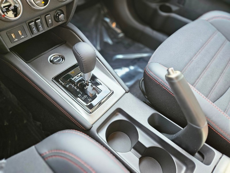 Mitsubishi Outlander Sport Vehicle Full-screen Gallery Image 21