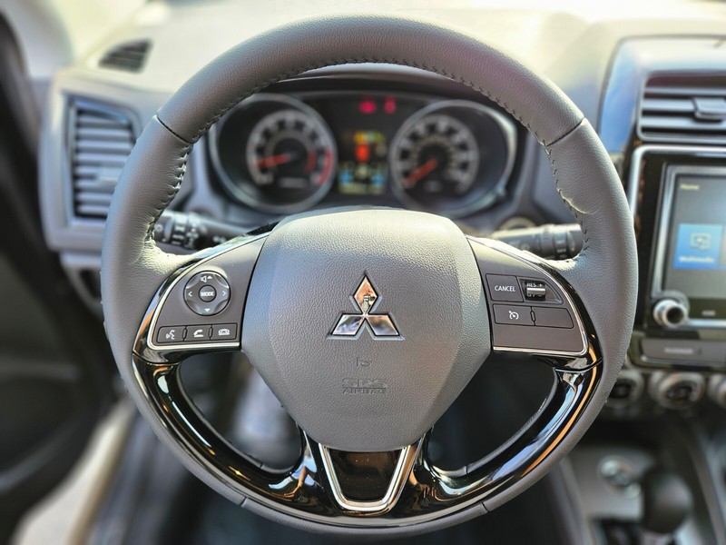 Mitsubishi Outlander Sport Vehicle Full-screen Gallery Image 24