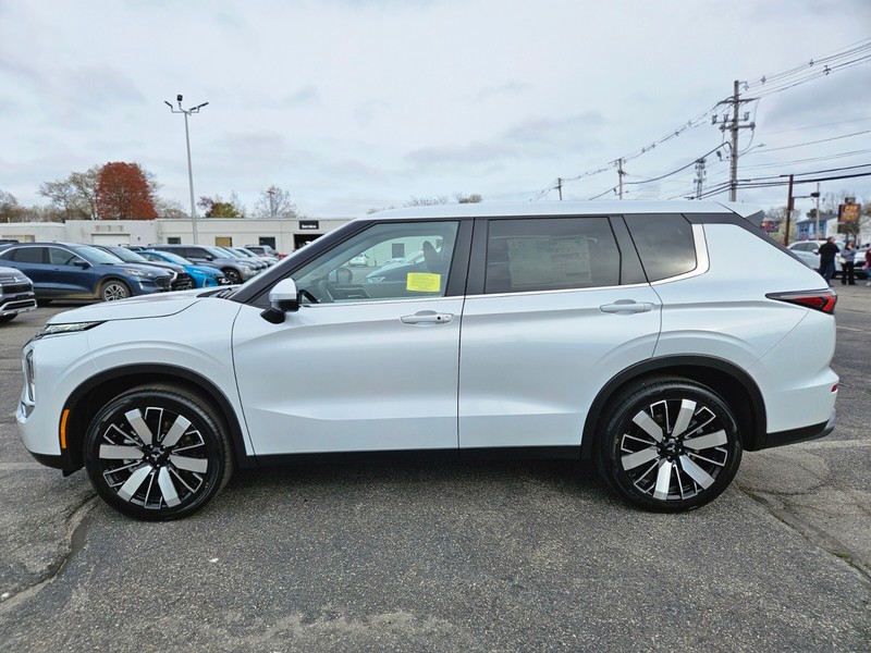 Mitsubishi Outlander Vehicle Full-screen Gallery Image 02