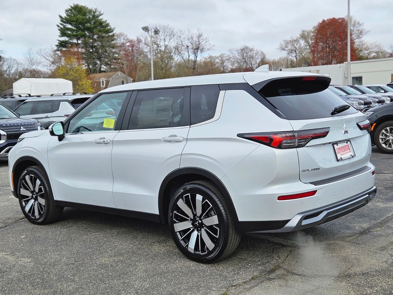 Mitsubishi Outlander Vehicle Full-screen Gallery Image 03