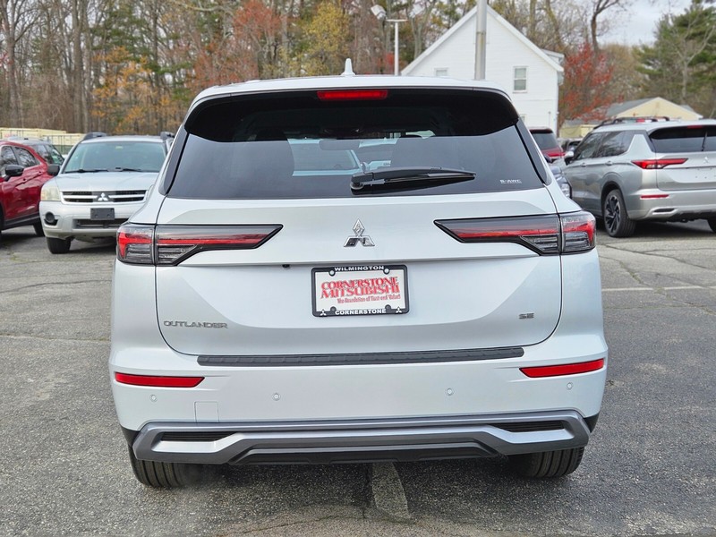 Mitsubishi Outlander Vehicle Full-screen Gallery Image 04