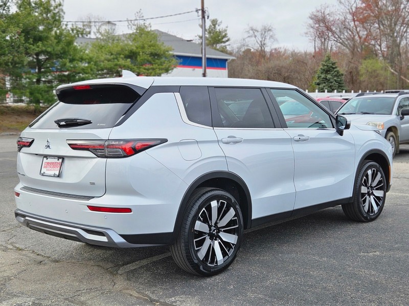 Mitsubishi Outlander Vehicle Full-screen Gallery Image 05