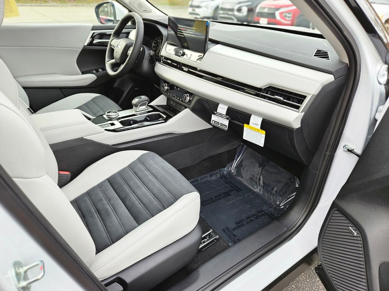 Mitsubishi Outlander Vehicle Full-screen Gallery Image 09