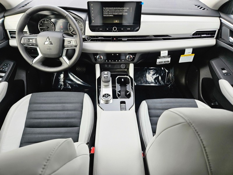 Mitsubishi Outlander Vehicle Full-screen Gallery Image 10
