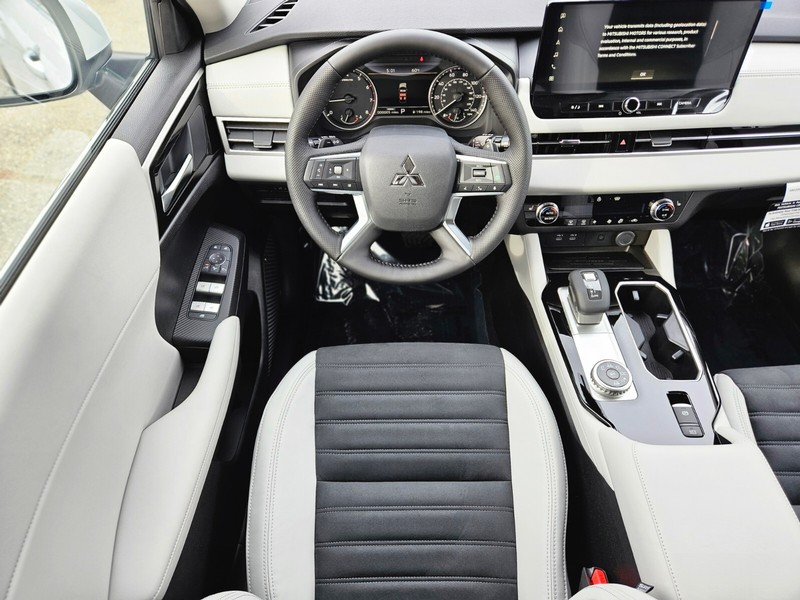 Mitsubishi Outlander Vehicle Full-screen Gallery Image 11