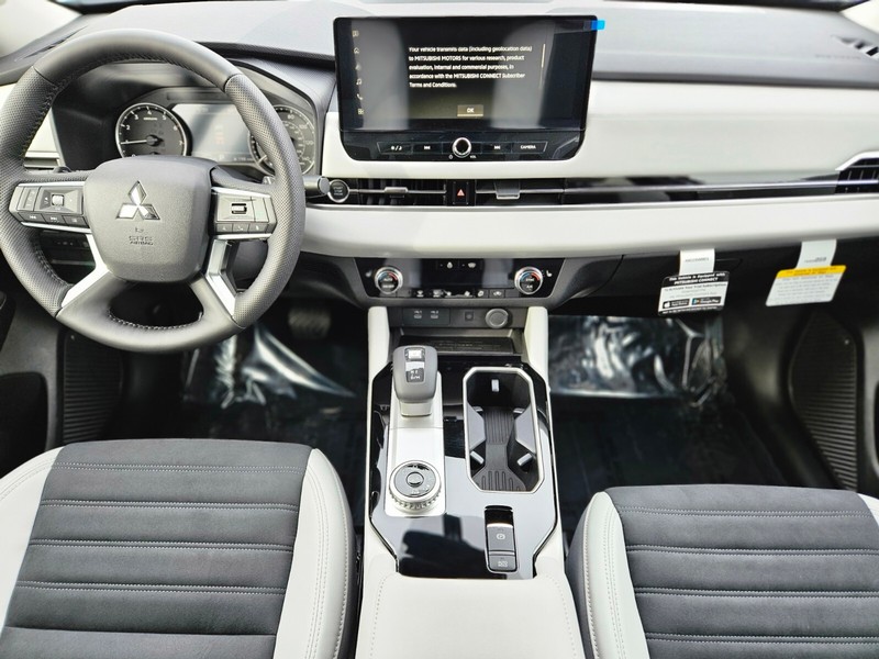 Mitsubishi Outlander Vehicle Full-screen Gallery Image 12