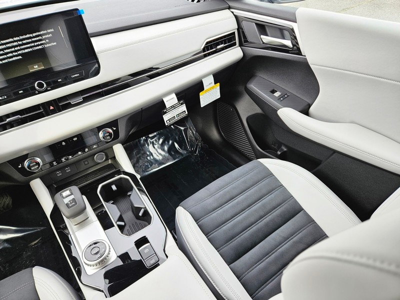 Mitsubishi Outlander Vehicle Full-screen Gallery Image 13