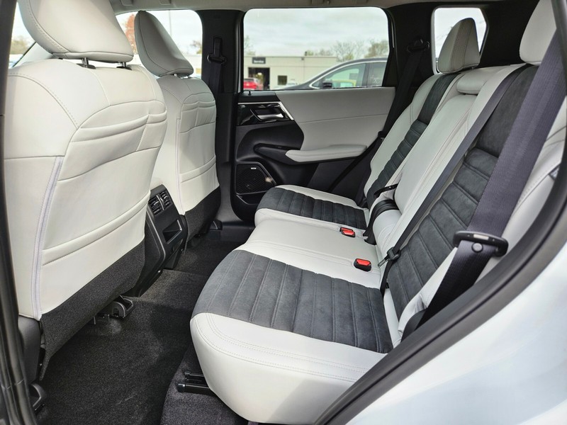 Mitsubishi Outlander Vehicle Full-screen Gallery Image 14