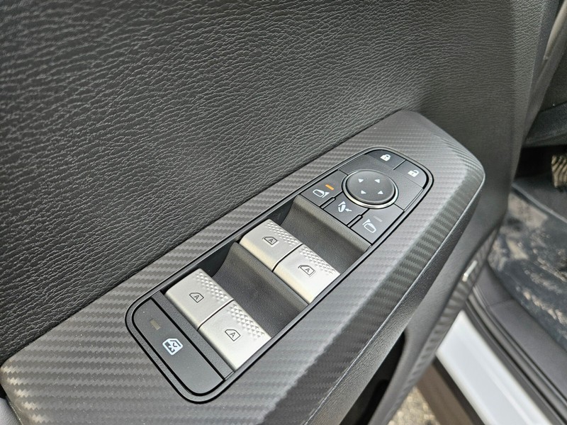 Mitsubishi Outlander Vehicle Full-screen Gallery Image 15