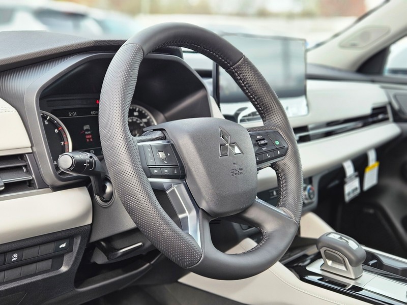 Mitsubishi Outlander Vehicle Full-screen Gallery Image 16