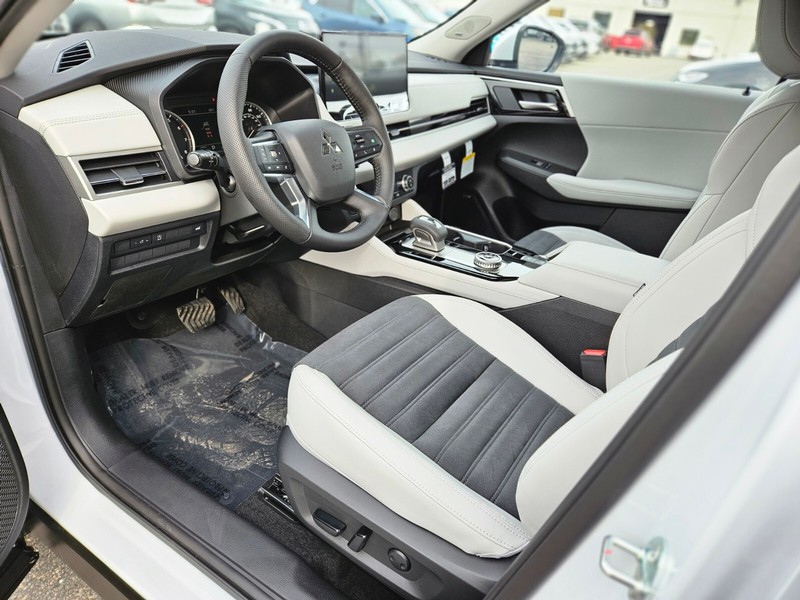 Mitsubishi Outlander Vehicle Full-screen Gallery Image 17