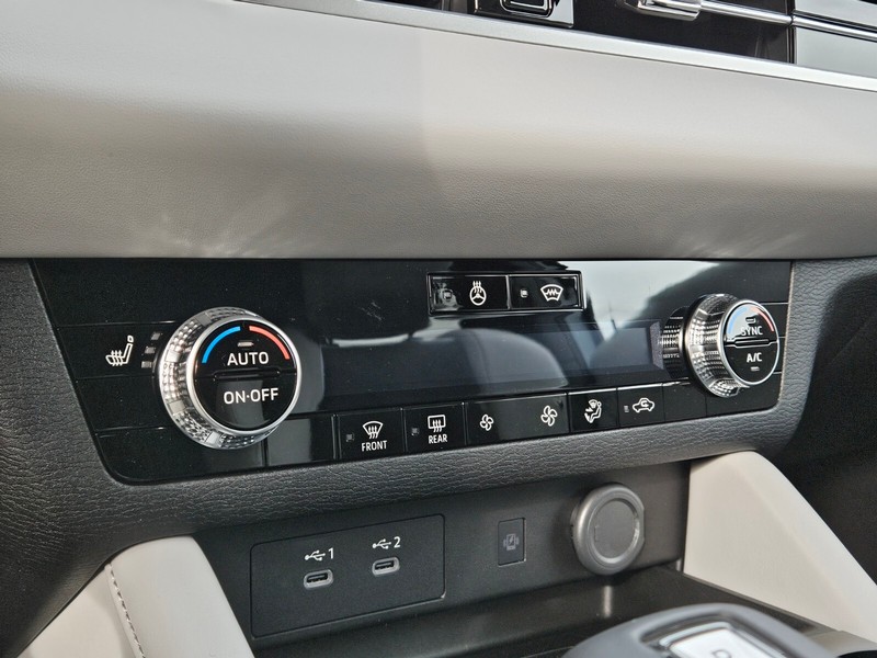 Mitsubishi Outlander Vehicle Full-screen Gallery Image 20