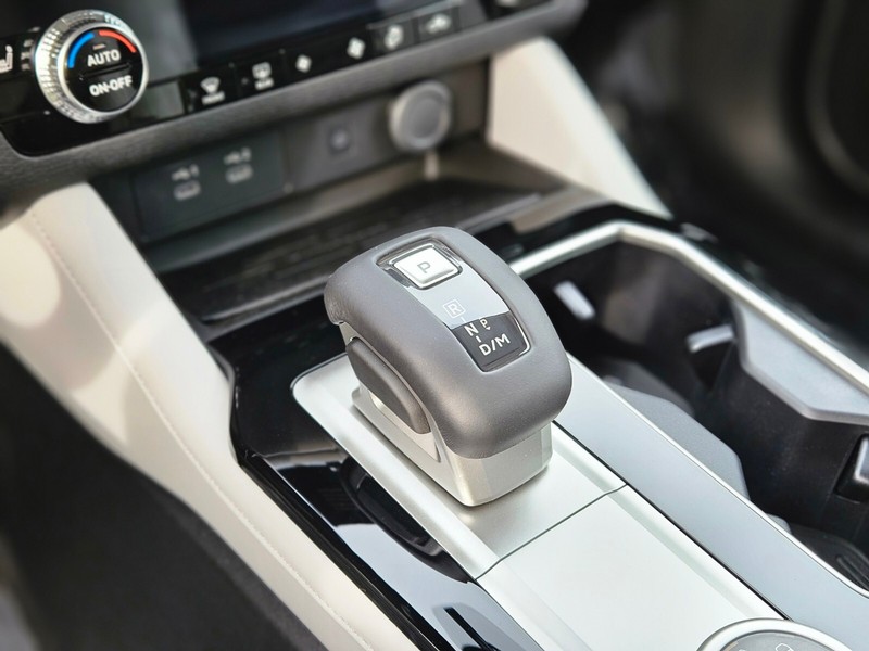 Mitsubishi Outlander Vehicle Full-screen Gallery Image 23