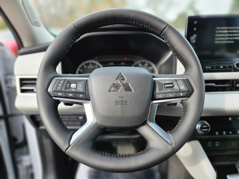 Mitsubishi Outlander Vehicle Full-screen Gallery Image 24