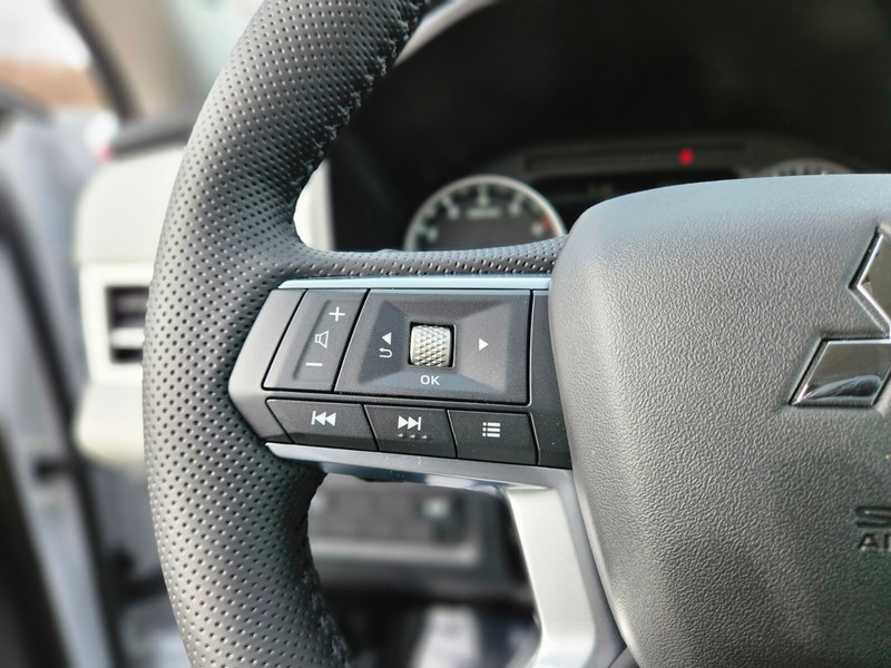 Mitsubishi Outlander Vehicle Full-screen Gallery Image 25