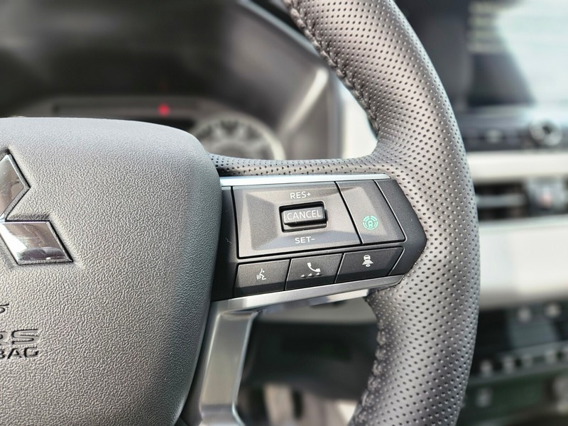 Mitsubishi Outlander Vehicle Full-screen Gallery Image 26