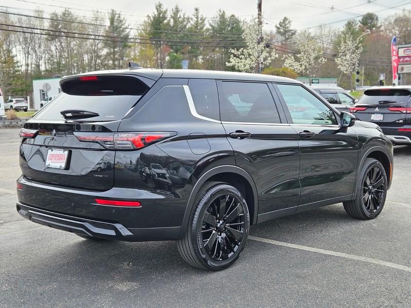 Mitsubishi Outlander Vehicle Full-screen Gallery Image 05