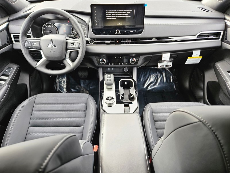 Mitsubishi Outlander Vehicle Full-screen Gallery Image 10