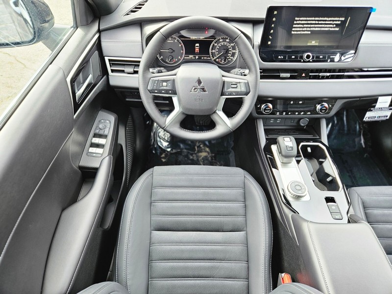 Mitsubishi Outlander Vehicle Full-screen Gallery Image 11