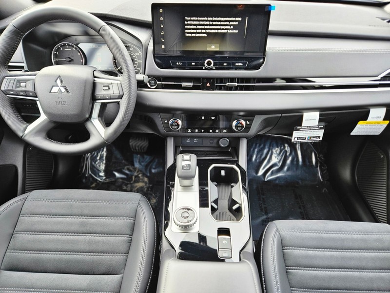 Mitsubishi Outlander Vehicle Full-screen Gallery Image 12