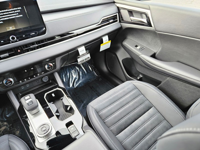 Mitsubishi Outlander Vehicle Full-screen Gallery Image 13