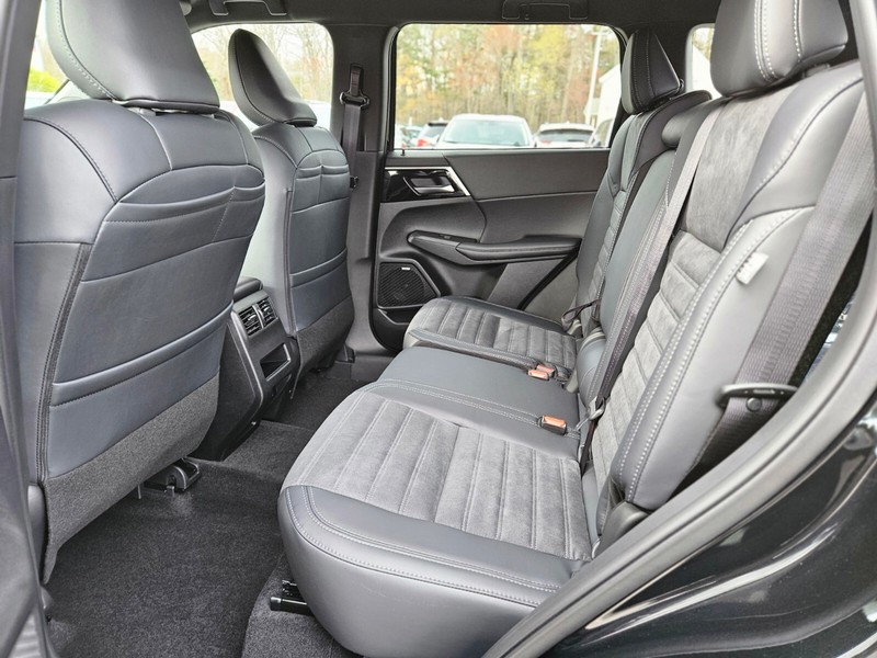 Mitsubishi Outlander Vehicle Full-screen Gallery Image 14
