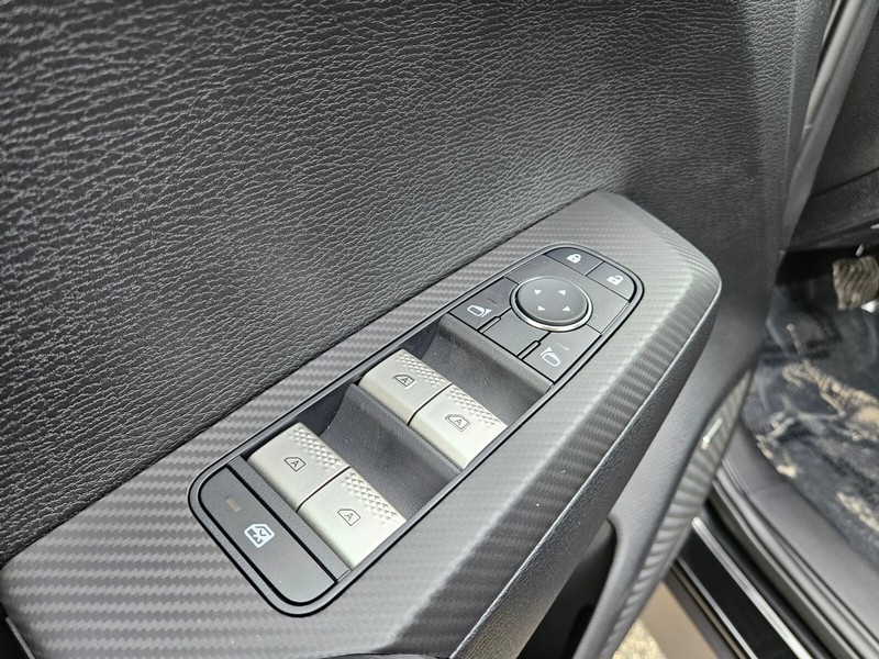 Mitsubishi Outlander Vehicle Full-screen Gallery Image 15