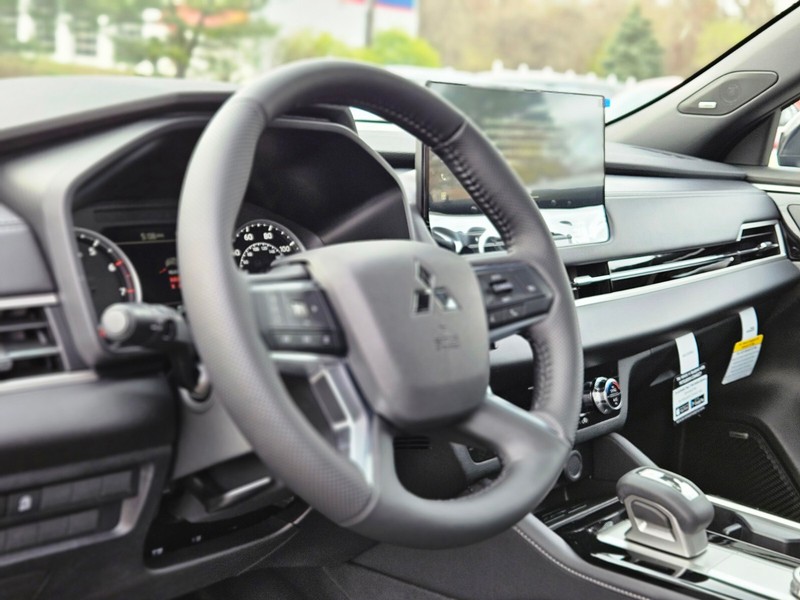 Mitsubishi Outlander Vehicle Full-screen Gallery Image 16