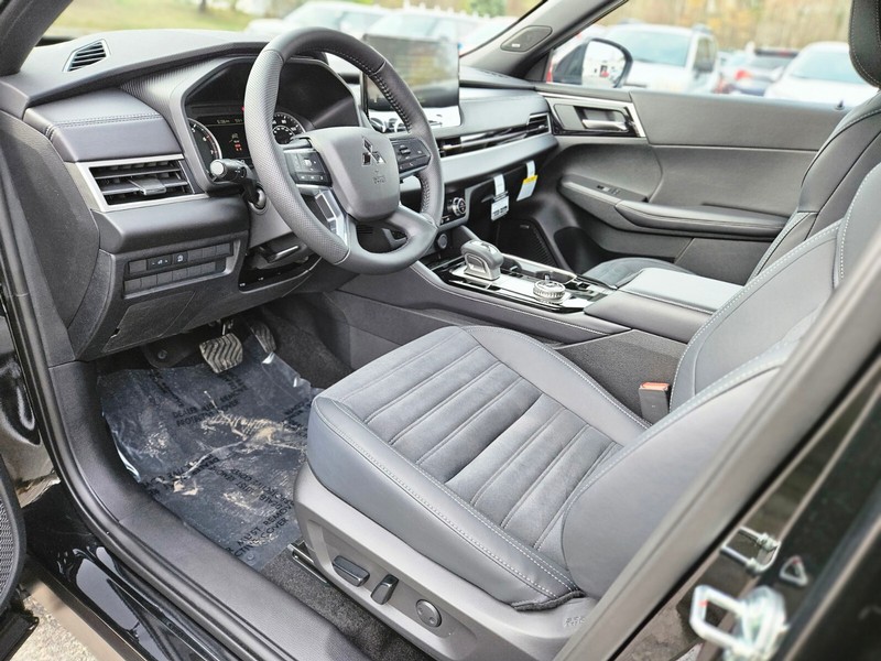 Mitsubishi Outlander Vehicle Full-screen Gallery Image 17