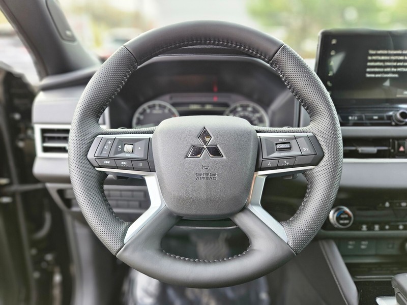 Mitsubishi Outlander Vehicle Full-screen Gallery Image 24