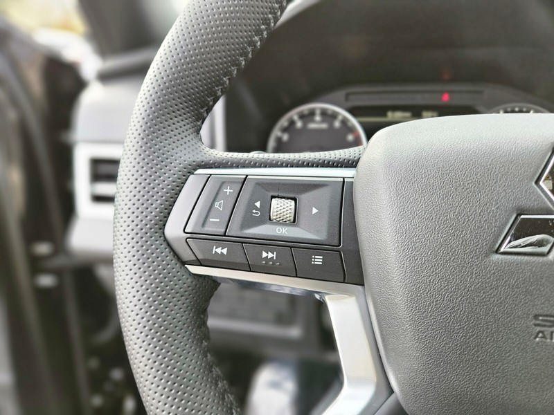 Mitsubishi Outlander Vehicle Full-screen Gallery Image 25