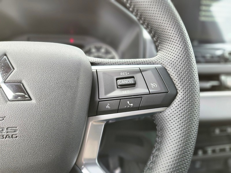 Mitsubishi Outlander Vehicle Full-screen Gallery Image 26