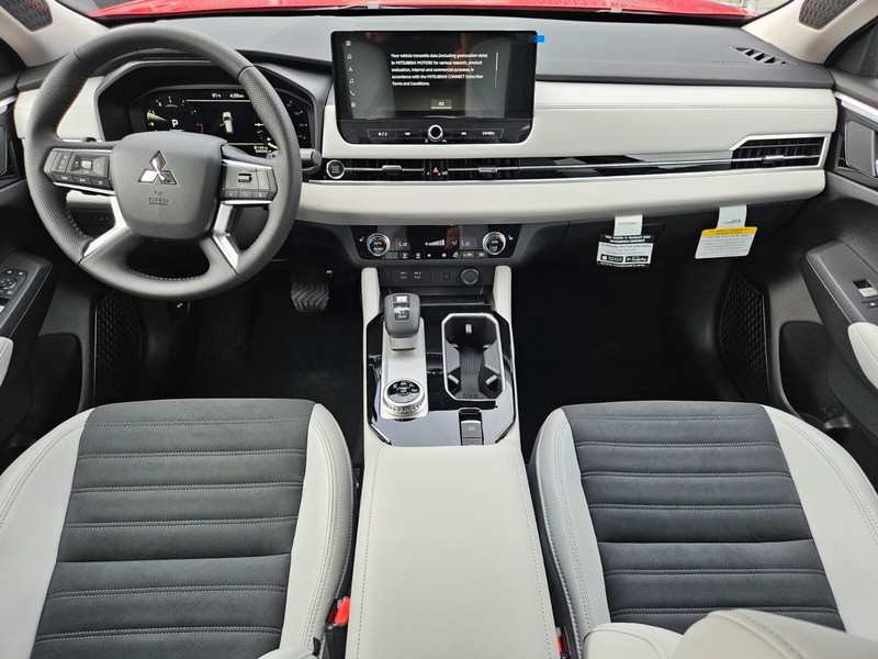 Mitsubishi Outlander Vehicle Full-screen Gallery Image 12