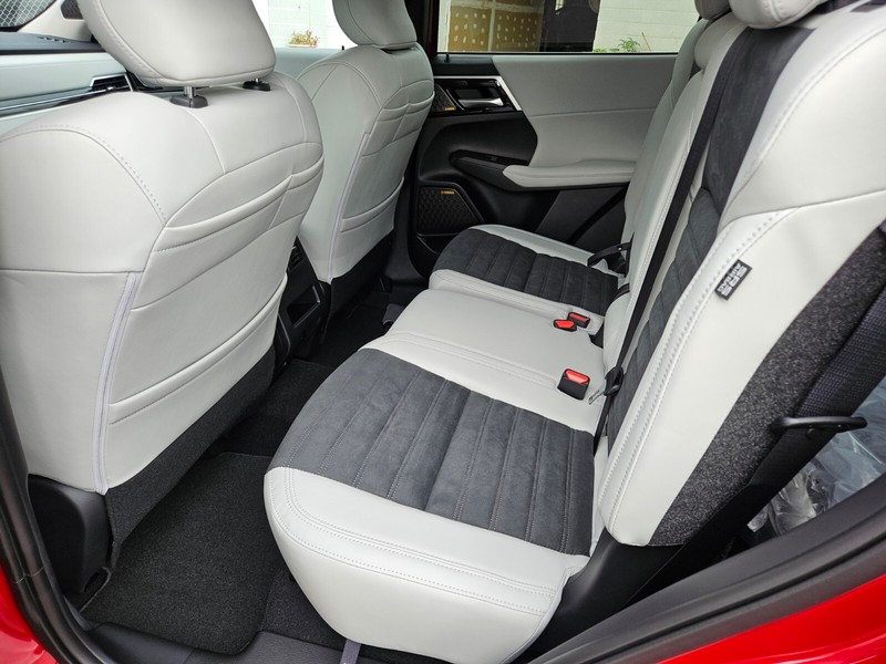 Mitsubishi Outlander Vehicle Full-screen Gallery Image 16