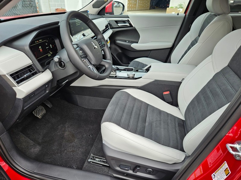 Mitsubishi Outlander Vehicle Full-screen Gallery Image 18