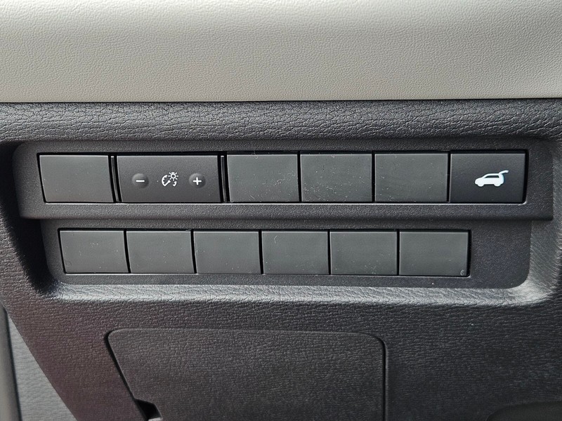 Mitsubishi Outlander Vehicle Full-screen Gallery Image 23