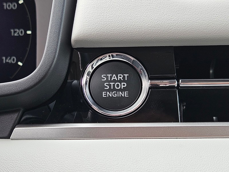 Mitsubishi Outlander Vehicle Full-screen Gallery Image 24