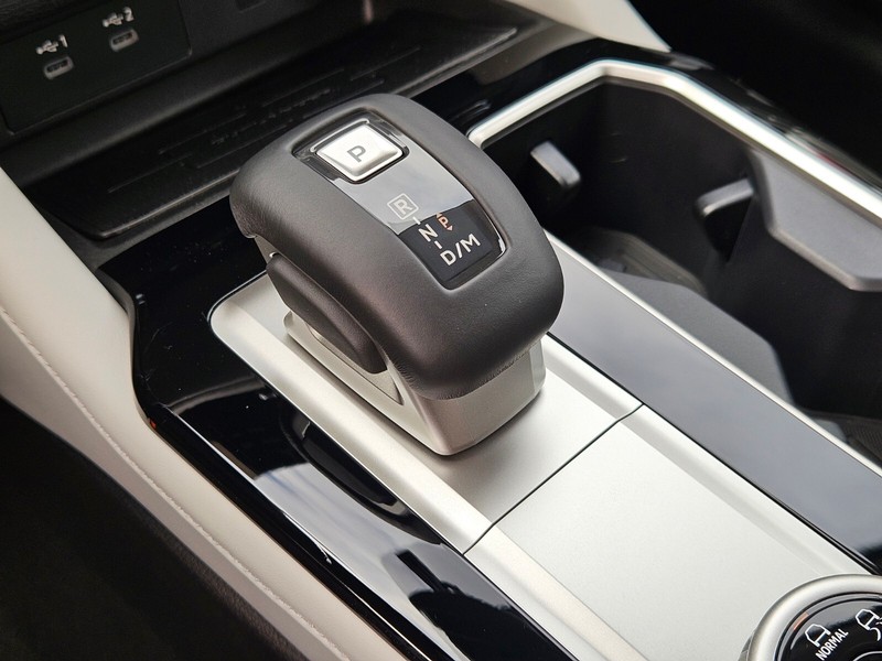 Mitsubishi Outlander Vehicle Full-screen Gallery Image 25