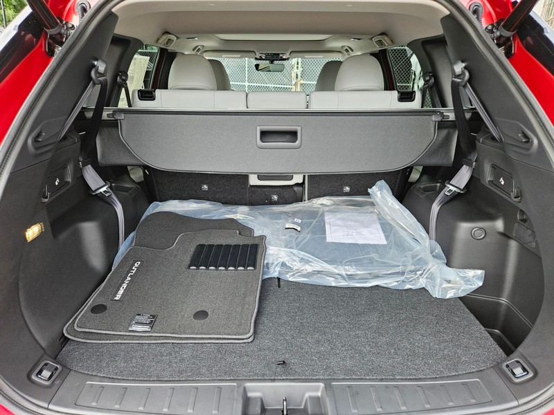 Mitsubishi Outlander Vehicle Full-screen Gallery Image 30