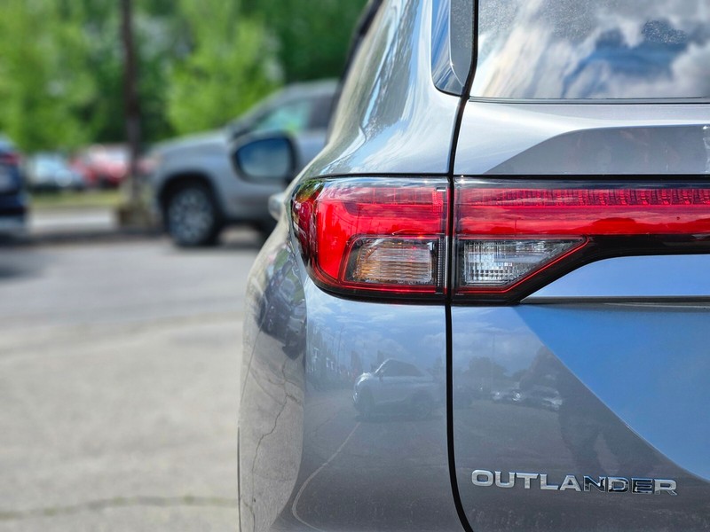 Mitsubishi Outlander Vehicle Full-screen Gallery Image 09