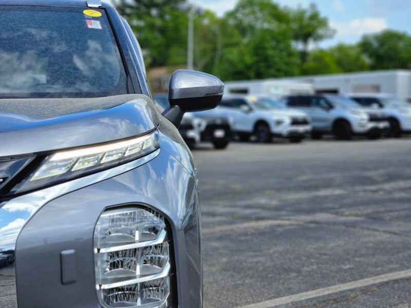 Mitsubishi Outlander Vehicle Full-screen Gallery Image 10