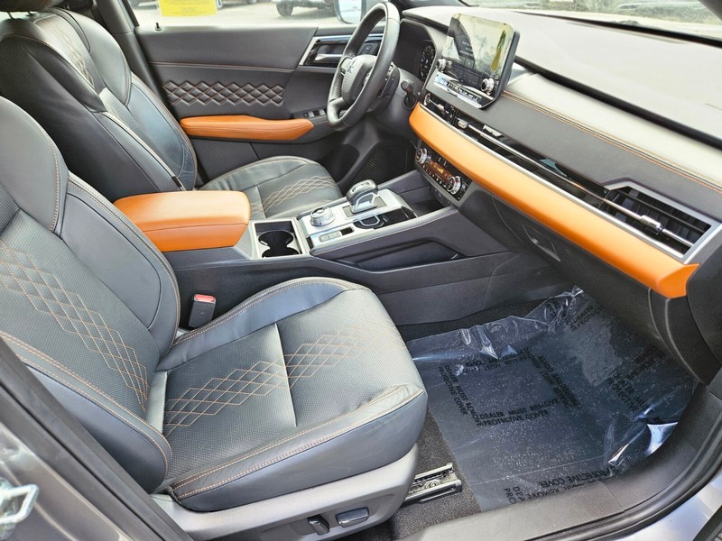 Mitsubishi Outlander Vehicle Full-screen Gallery Image 11