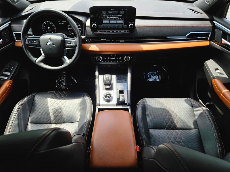 Mitsubishi Outlander Vehicle Full-screen Gallery Image 12